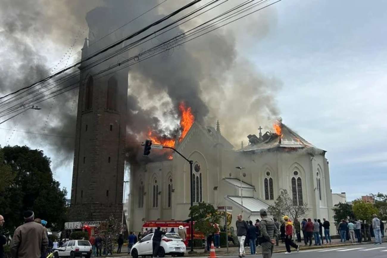 Incêndio atinge igreja matriz de Flores da Cunha e destrói parte do telhado