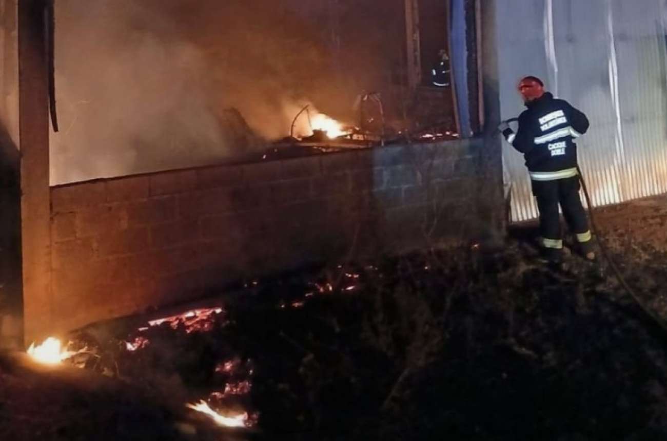Incêndio destrói galpão e implementos agrícolas no interior de Cacique Doble