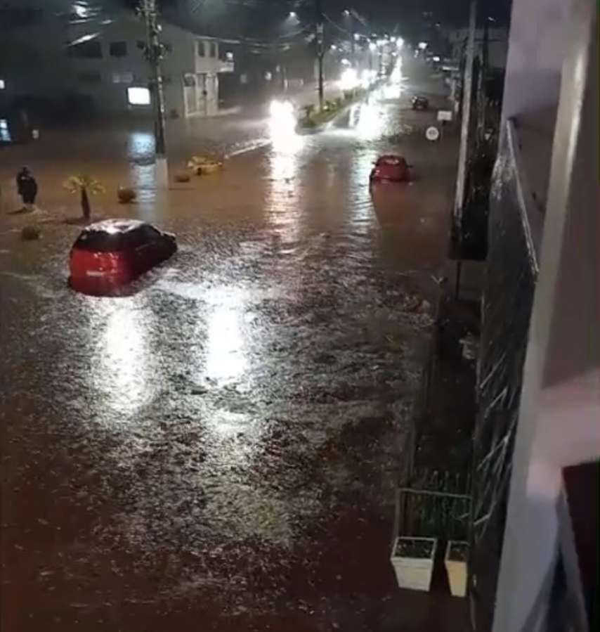 Temporal e queda de granizo causam estragos em ao menos 20 residências em Sananduva