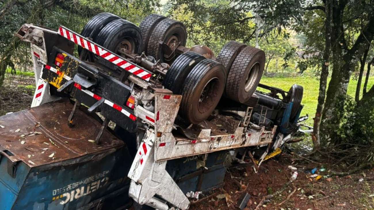 Homem morre após caminhão capotar em Erechim