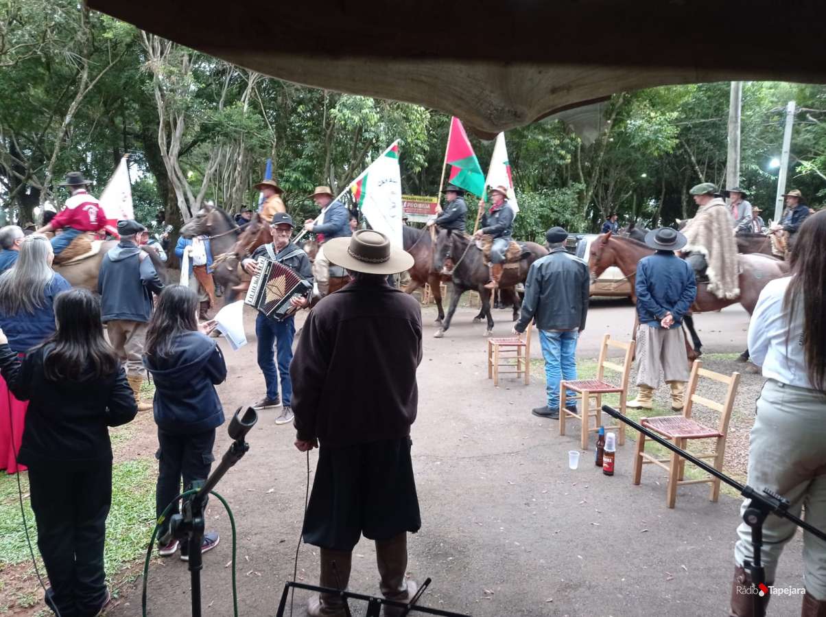 Programa da Rádio Tapejara foi apresentado ao vivo do Parque de Rodeios de Tapejara