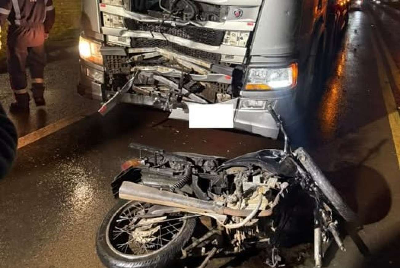 Jovem morre em colisão entre moto e carreta na BR-153, em Erechim