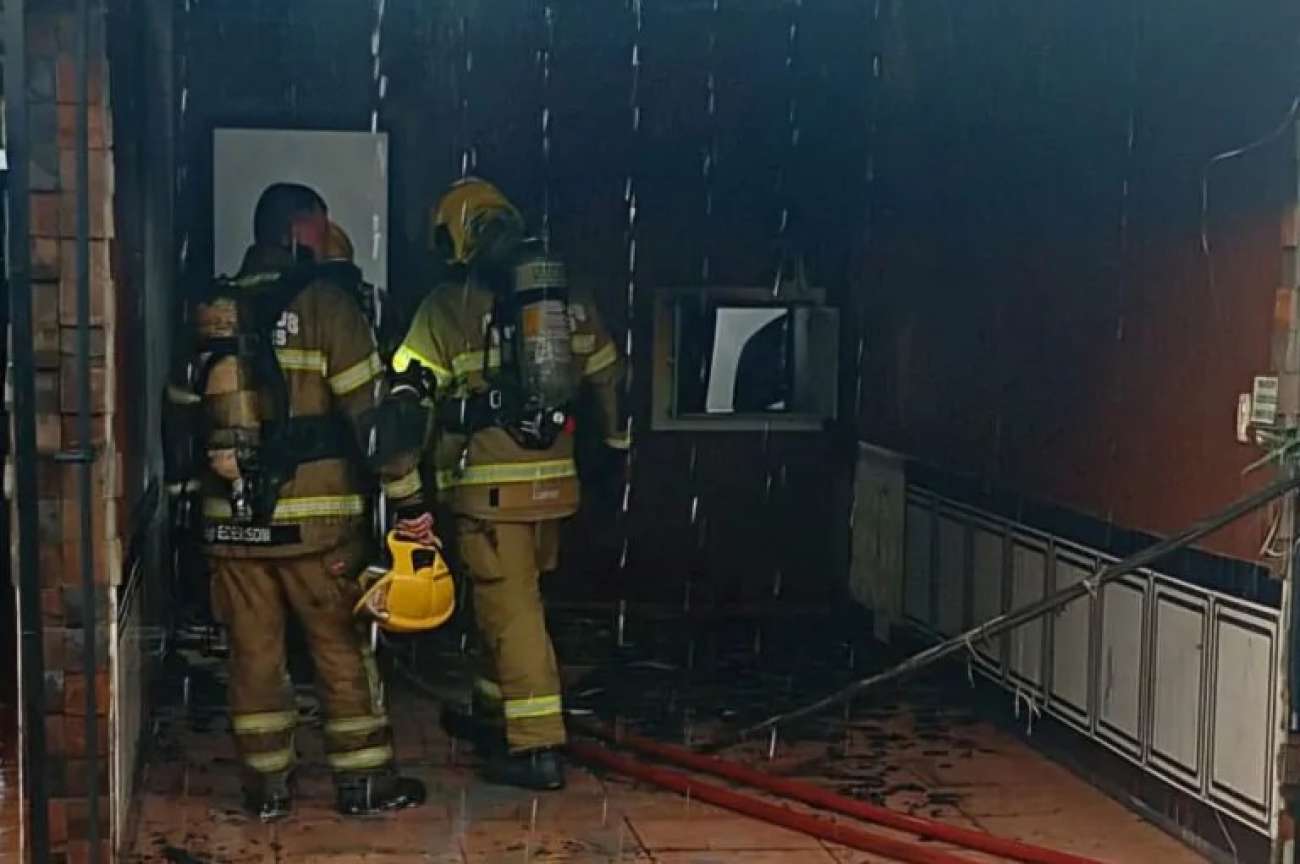 Falha em sistema elétrico provoca incêndio em suíte de motel, em Passo Fundo