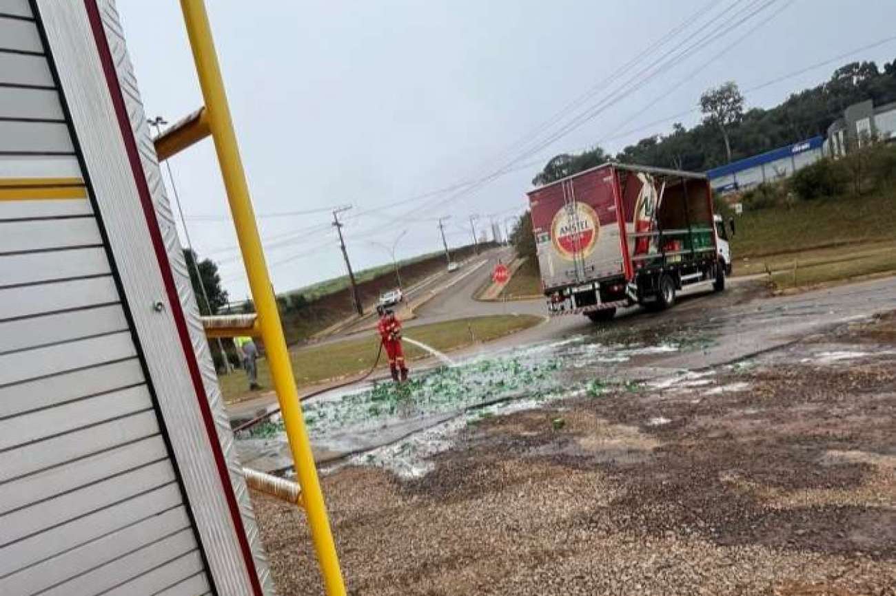 Parte de carga de cerveja cai na pista e bloqueia parcialmente o trânsito em trevo de Tapejara