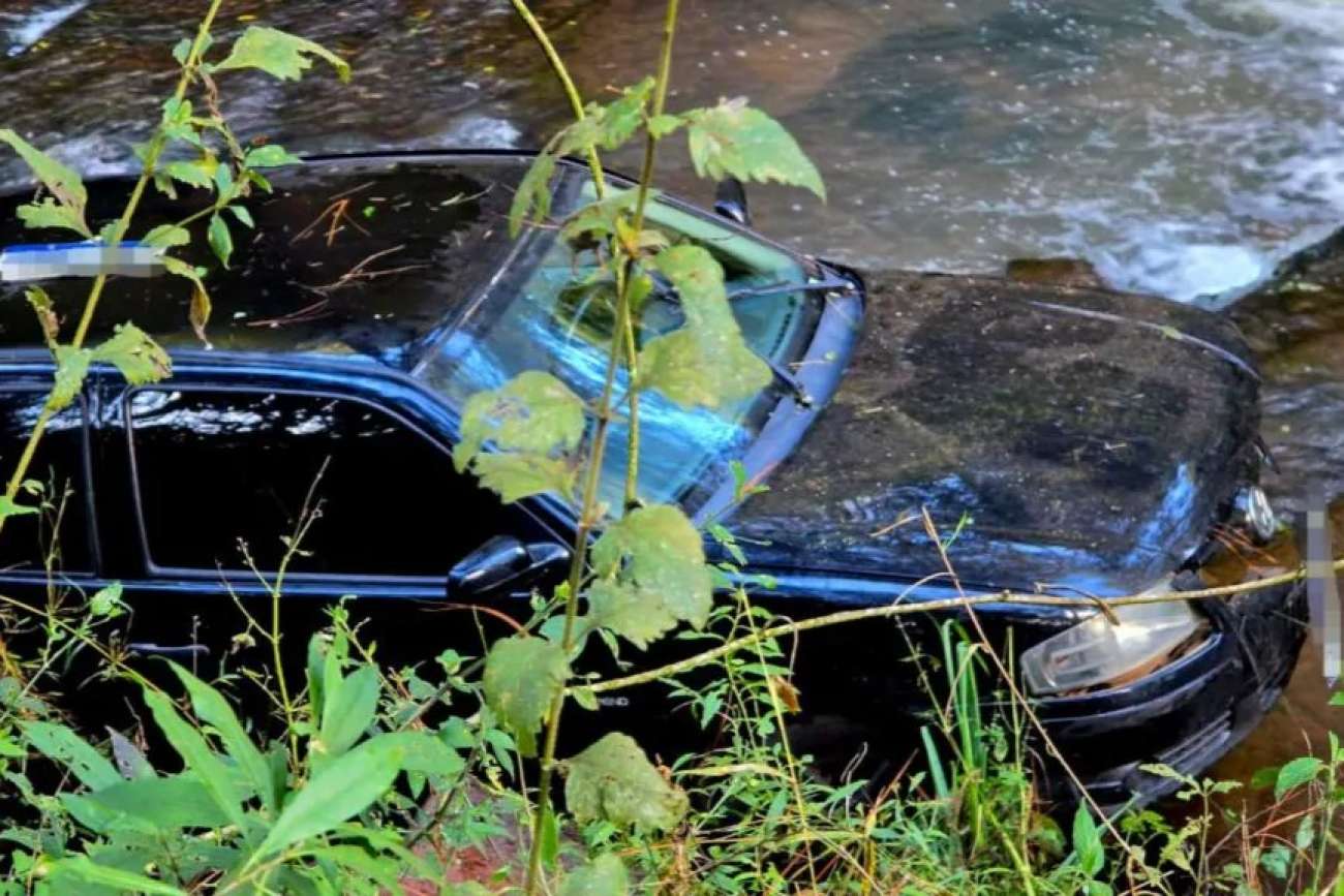 Motorista perde controle da direção e carro cai em arroio na ERS-324