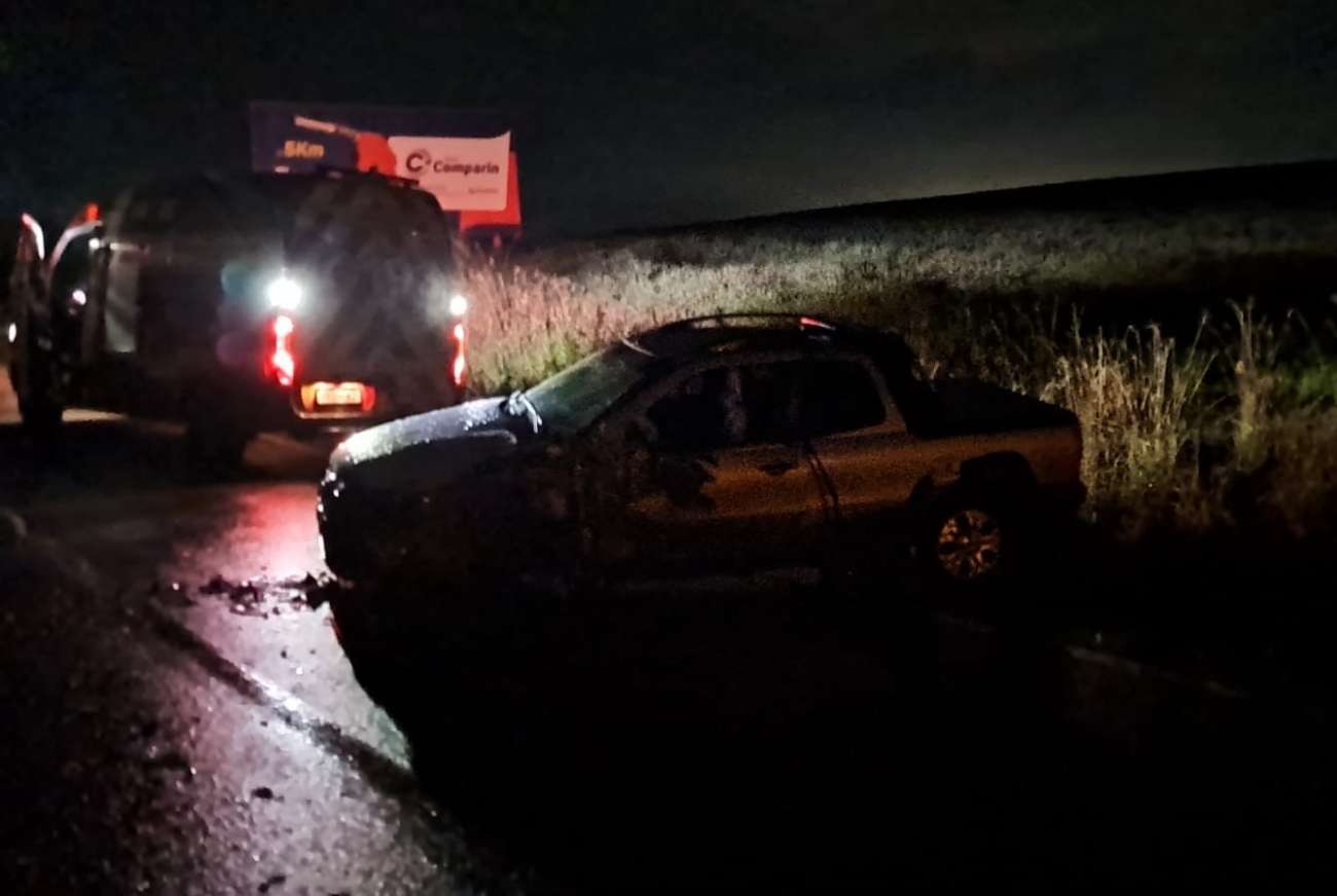Colisão entre caminhonete e carreta deixa motorista ferido, em Ibiaçá