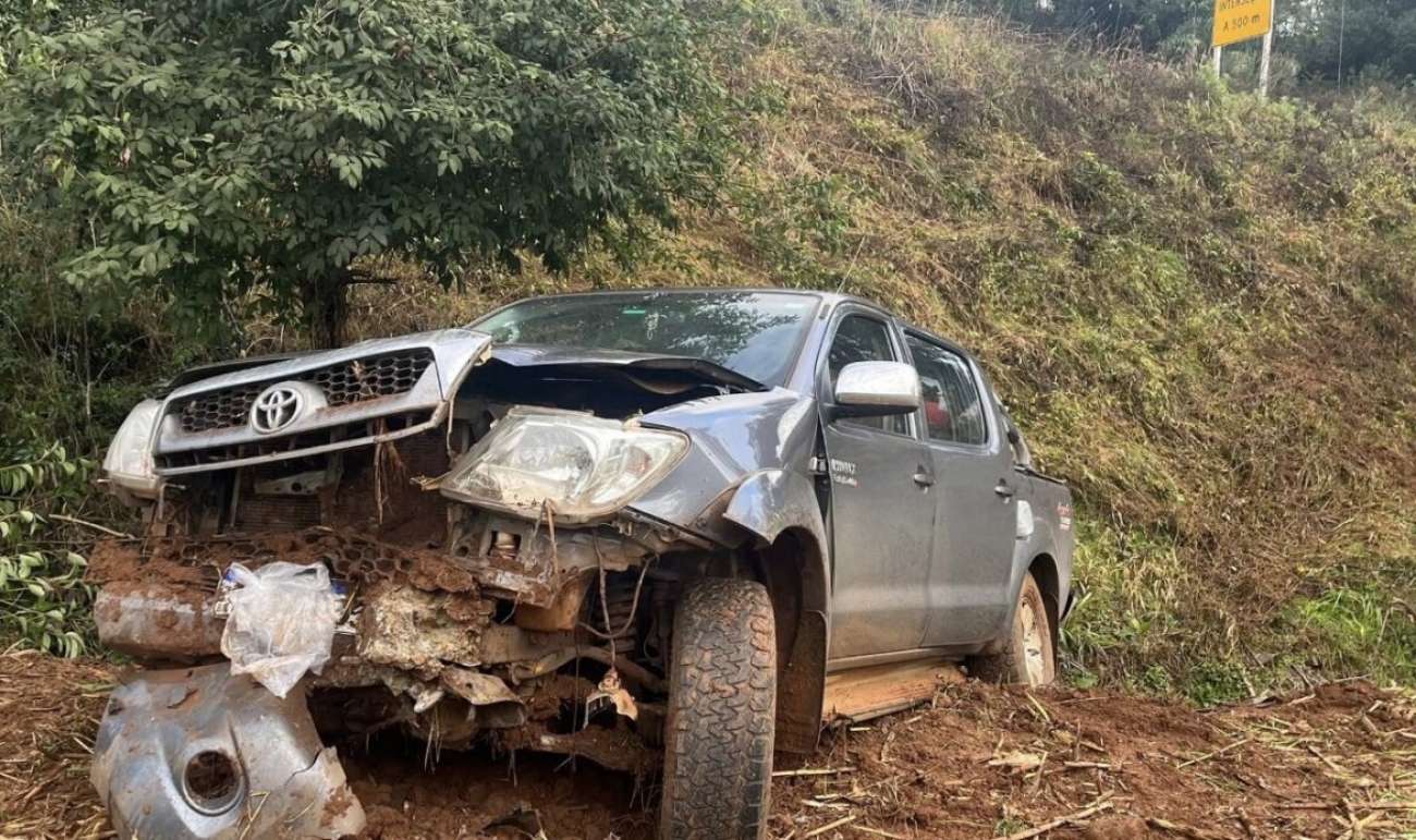 Caminhonete tomba, e três pessoas ficam feridas, em Getúlio Vargas