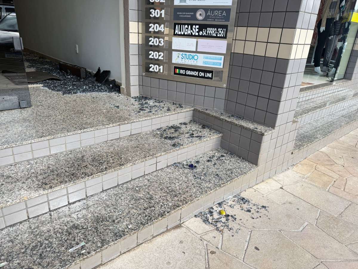 Vandalismo: porta de prédio comercial localizado no centro de Getúlio Vargas amanhece quebrada