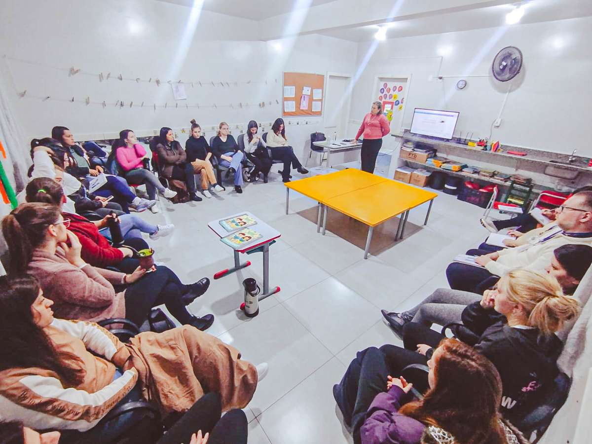 Profissionais da Educação Infantil participam de formação continuada em Ibiaçá