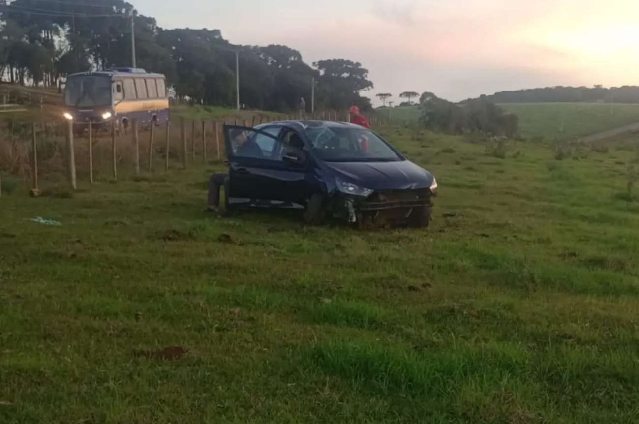 Condutor sofre ferimentos leves após capotamento na ERS-343, em Barracão