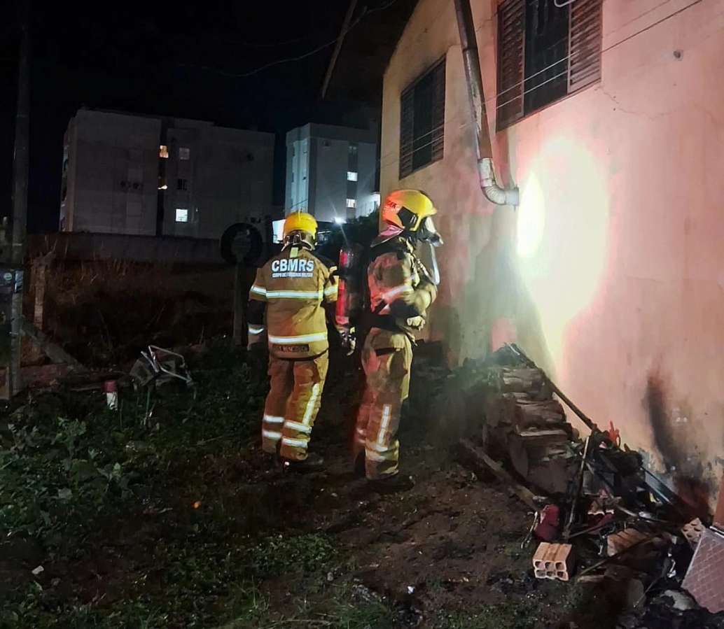 Incêndio destrói residência em Passo Fundo