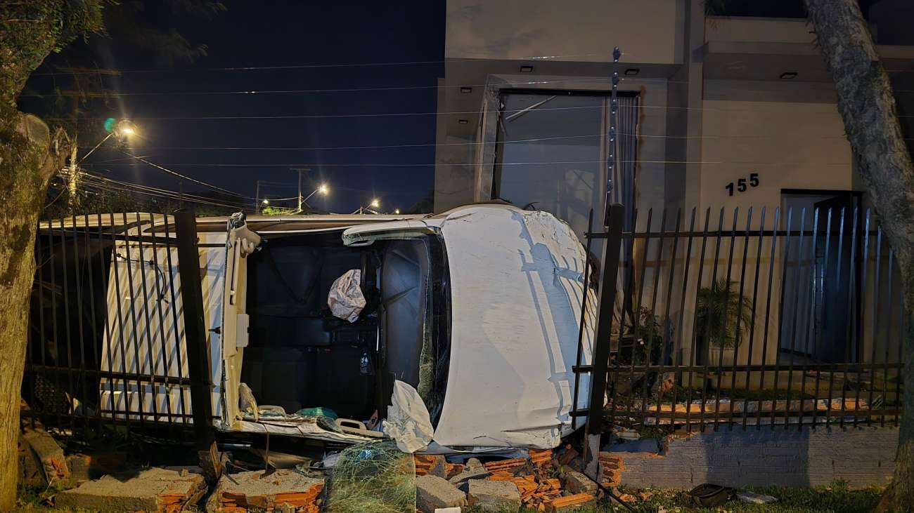 Caminhonete invade residência e deixa motorista ferido em Passo Fundo