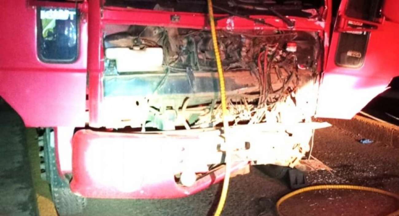 Falha mecânica provoca colisão entre caminhões na ERS-461, em Capão Bonito do Sul