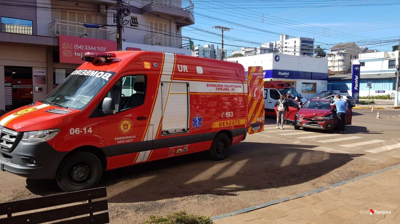 Colisão entre Vectra e Onix deixa mulher ferida no centro de Tapejara