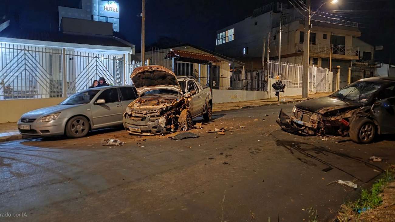 Forte colisão entre Fiat Strada e Audi A3 deixa dois feridos no bairro Boqueirão, em Passo Fundo