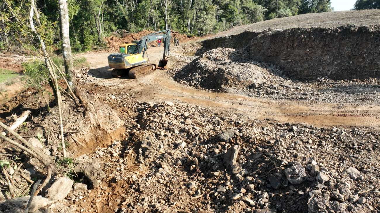 Brigada Militar flagra extração irregular de cascalho e apreende maquinário em Marau