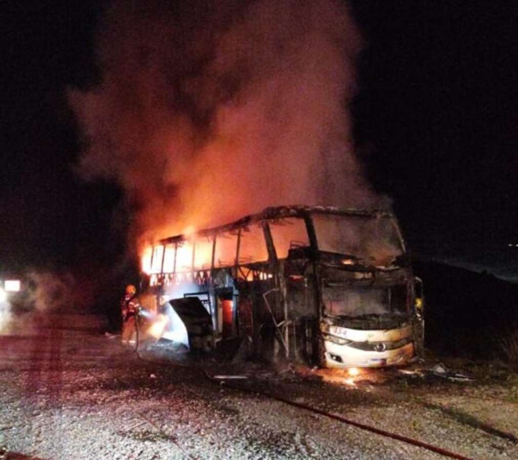 Fogo destrói ônibus com 16 ocupantes durante trajeto interestadual em Mormaço