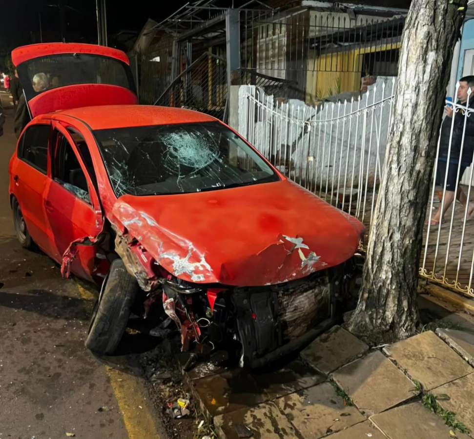 Motorista embriagado causa grande destruição na Vila Operária em Passo Fundo