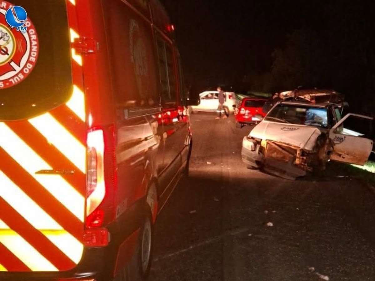 Engavetamento envolvendo três veículos deixa um ferido na BR-285 em Caseiros