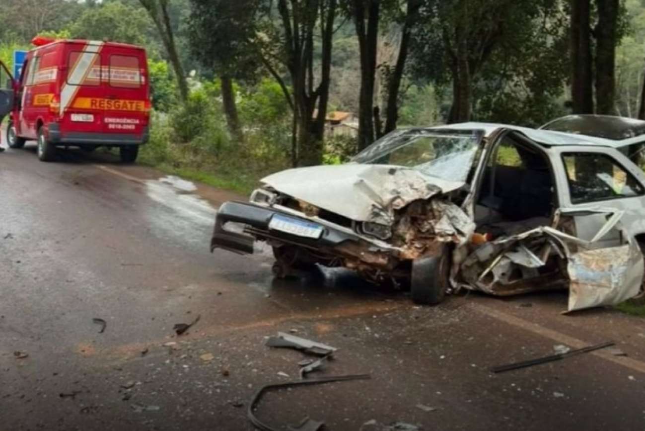Colisão entre caminhonete e carro deixa quatro feridos na ERS-343, em São José do Ouro