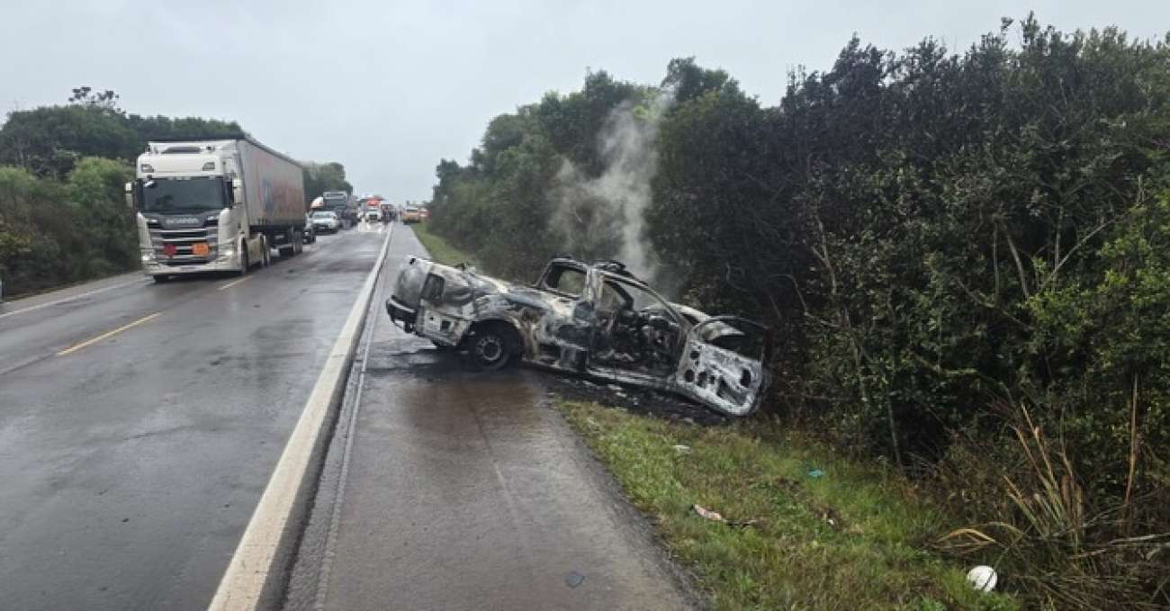Veículo pega fogo após colisão frontal na ERS-135, próximo à praça de pedágio de Coxilha
