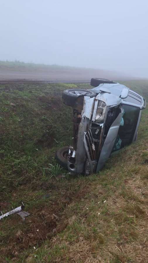Chevrolet Tracker capota após saída de pista na ERS-463 entre Tapejara e Coxilha