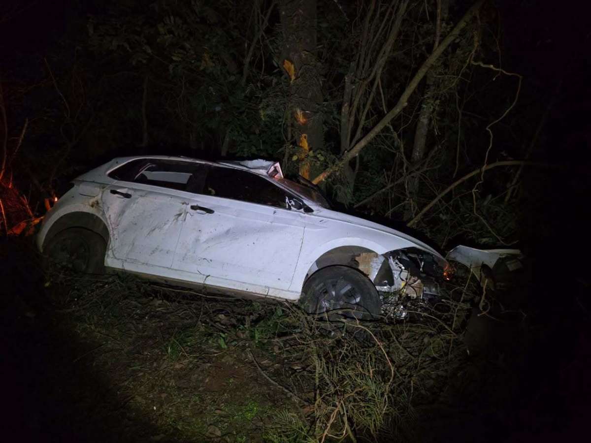 Três mulheres ficam feridas após carro de aplicativo colidir com boi na RS-135, em Getúlio Vargas