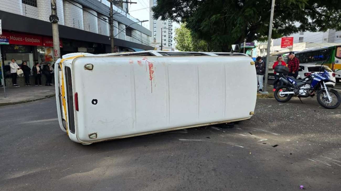 Acidente entre ônibus e veículo escolar deixa crianças feridas no Centro de Passo Fundo