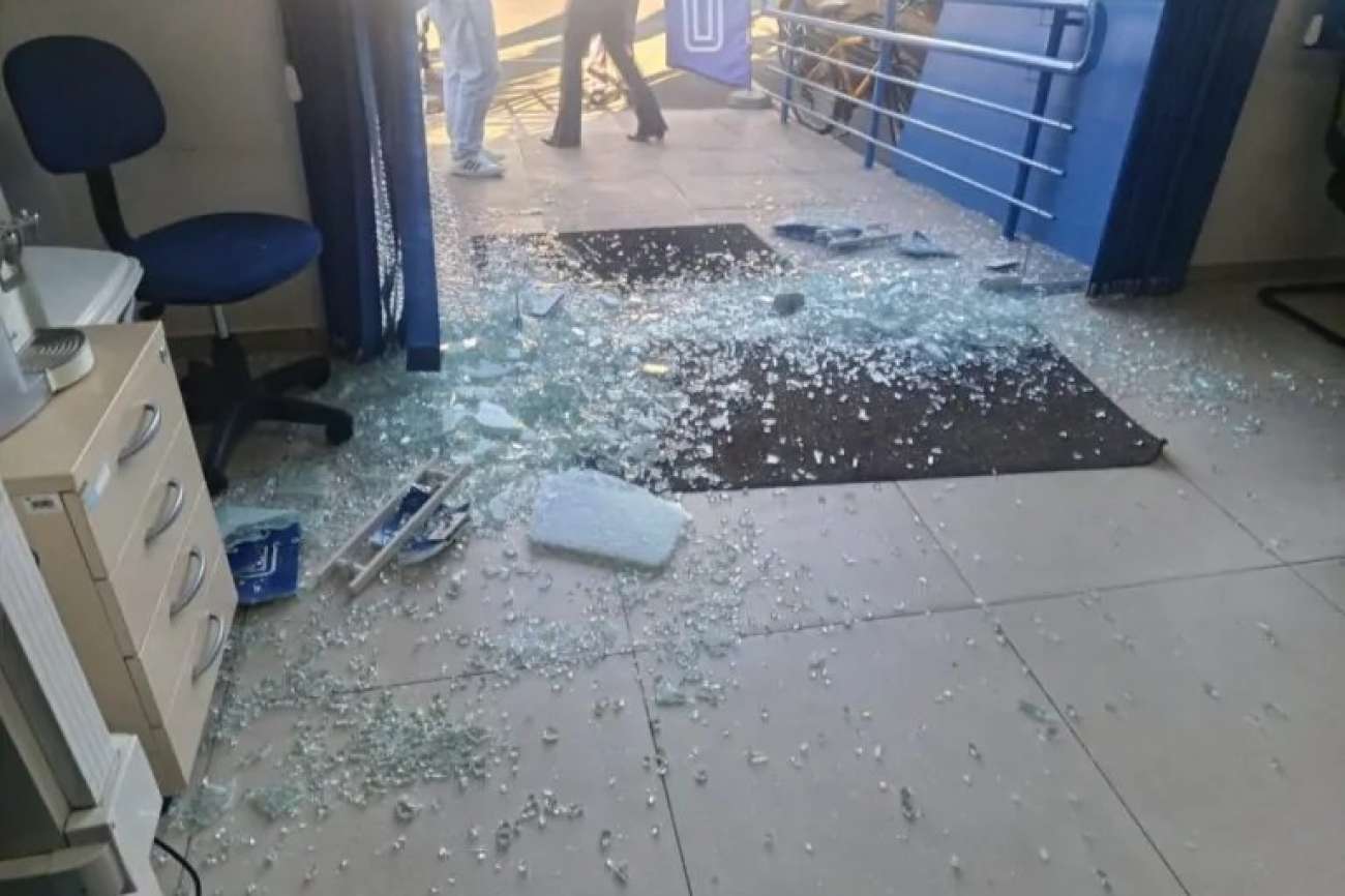 Mulher danifica porta de agência da Corsan após reclamar de falta de água em área invadida de Passo Fundo