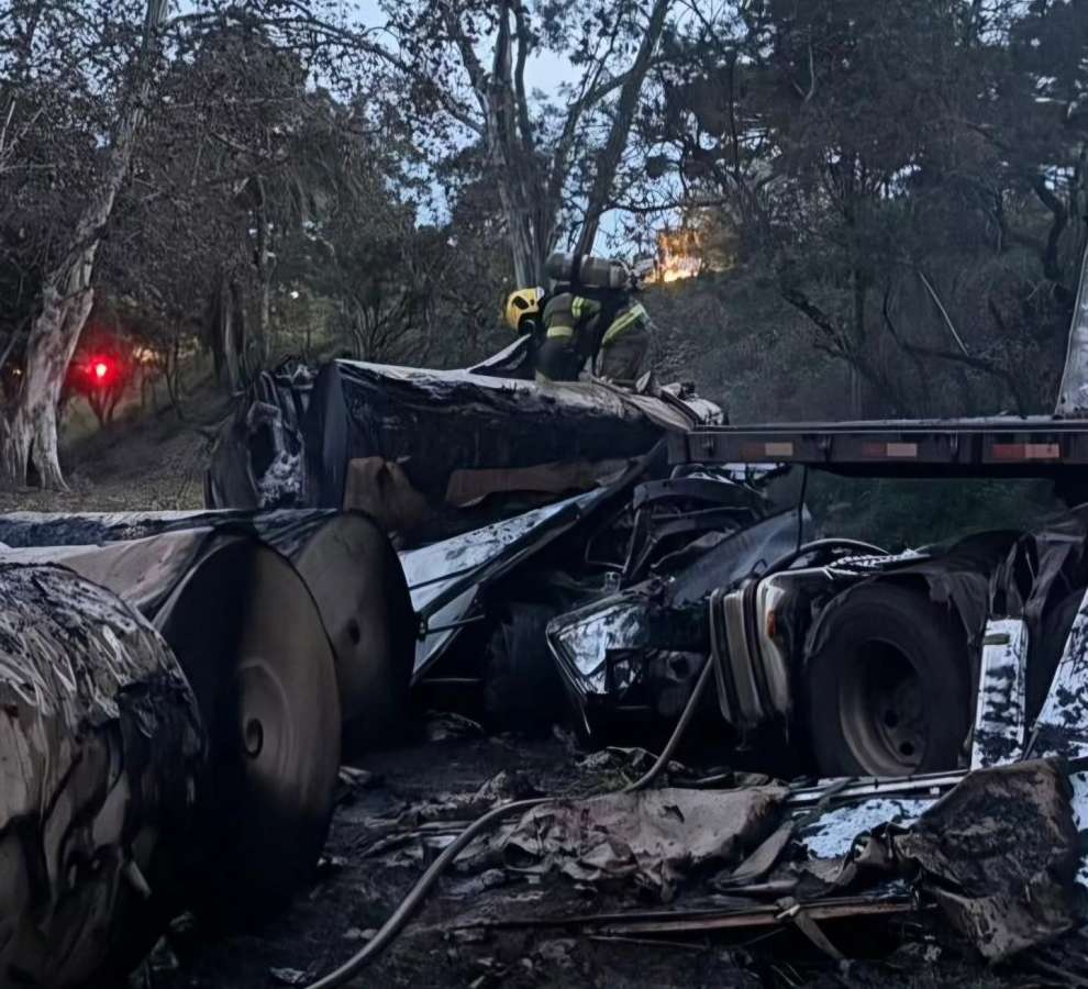 Carreta carregada com bobinas de papelão pega fogo após saída de pista na ERS-135 em Erechim