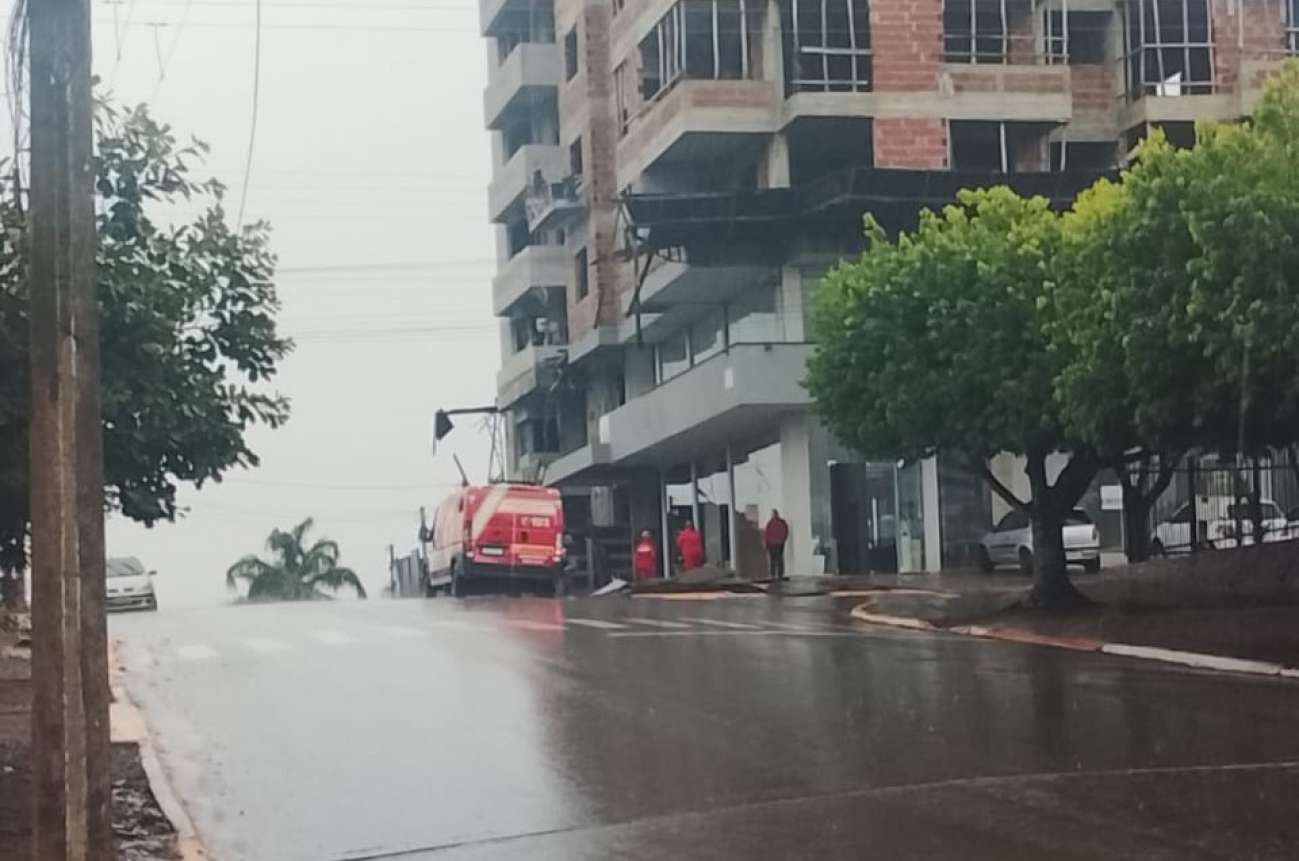 Trabalhador fica ferido ao cair de obra no centro de Tapejara