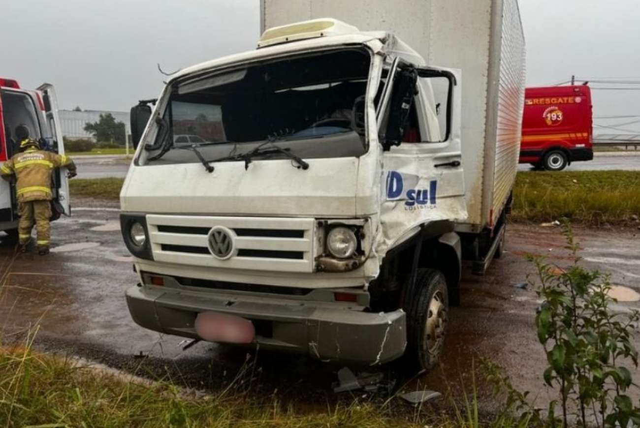 Colisão entre caminhão e carreta causa bloqueio parcial da BR-285 em Lagoa Vermelha