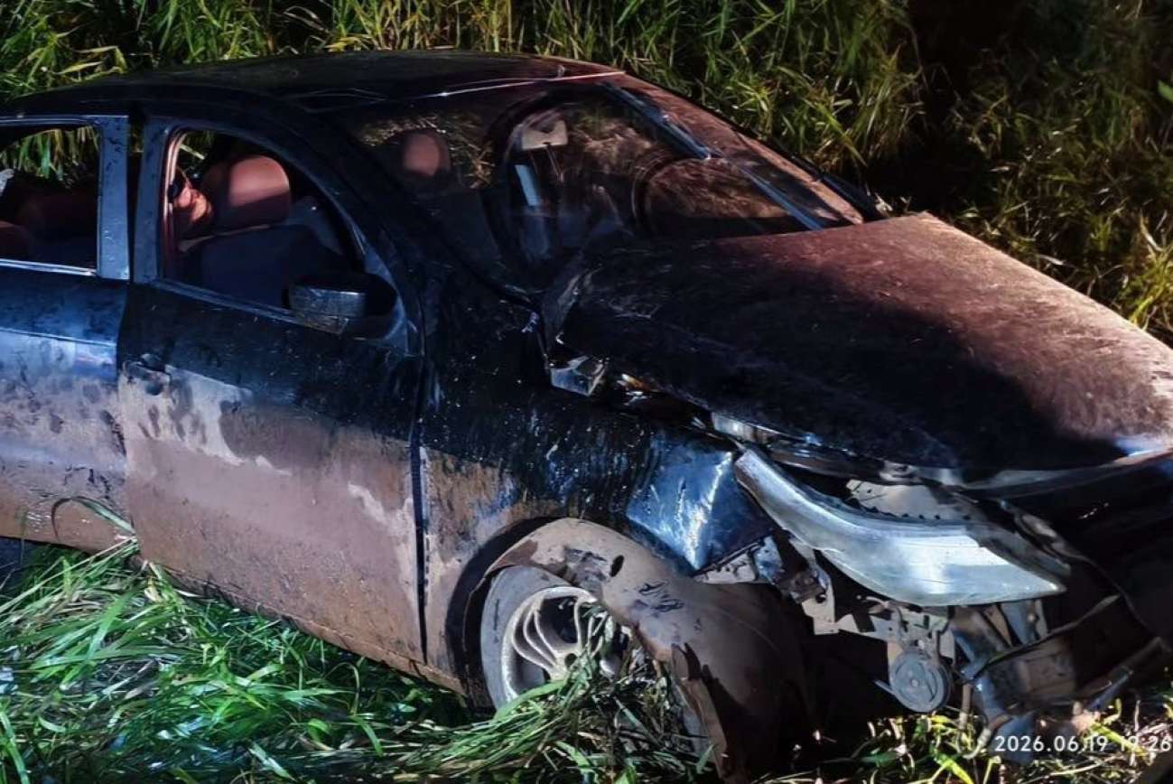 Carro sai da pista e bate em barranco na ERS-480 entre Barão de Cotegipe e São Valentim