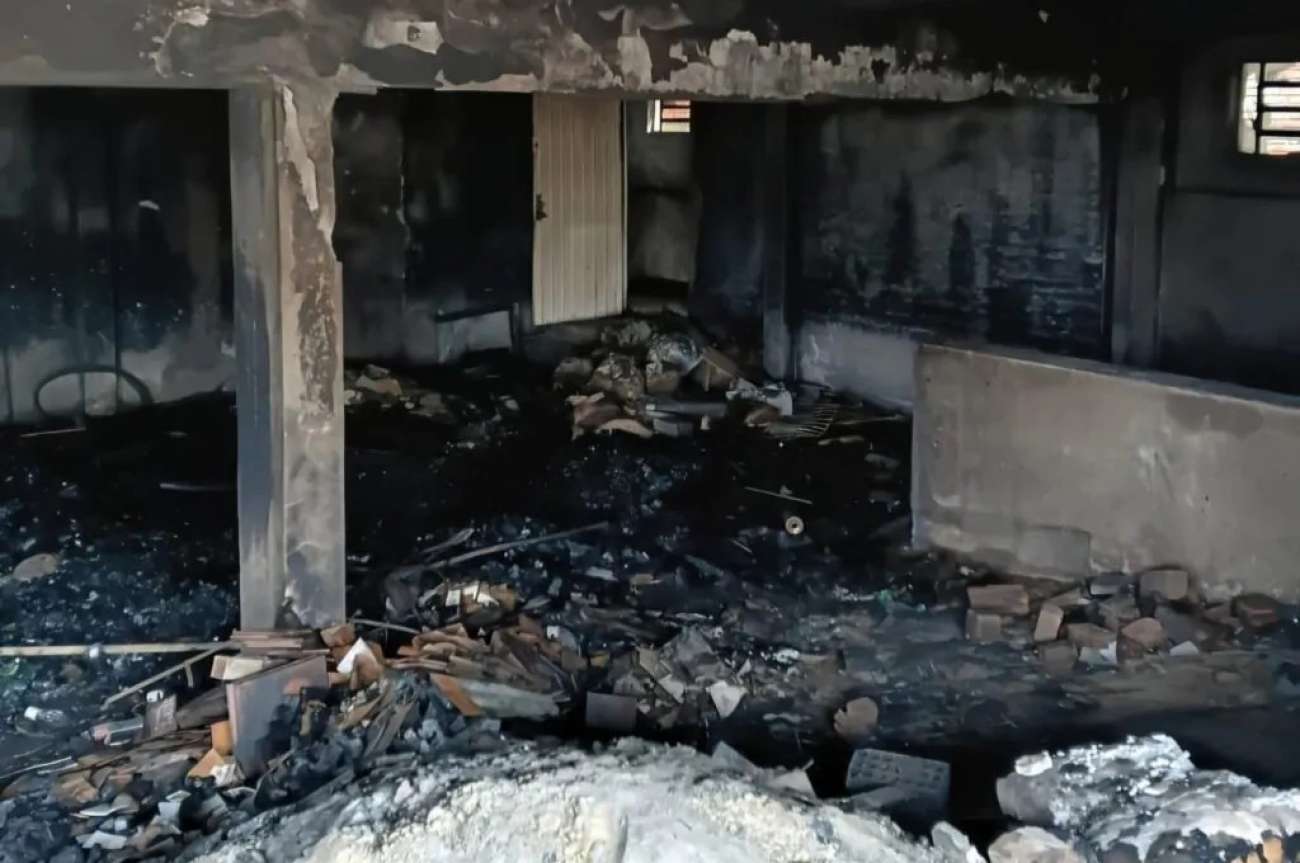 Residência desabitada é consumida por incêndio na área central de Passo Fundo
