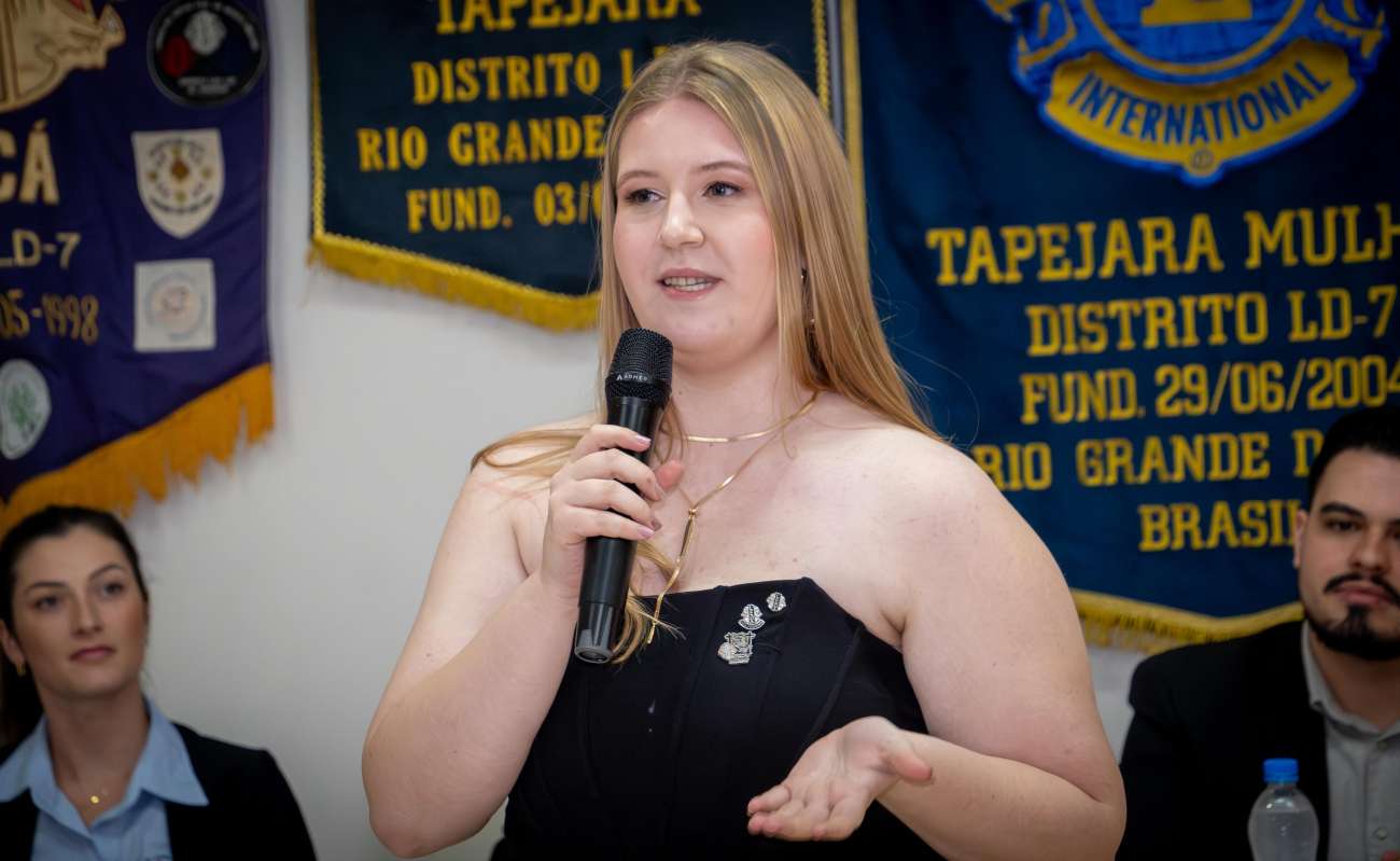 Carla Zanin assume a presidência do LEO Clube Tapejara em cerimônia de posse da nova diretoria