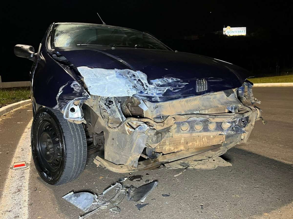 Colisão entre dois carros deixa mulher ferida em trevo de Getúlio Vargas