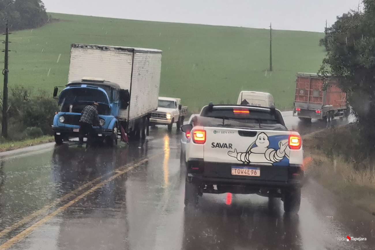 Caminhão com pane mecânica exige atenção de motoristas na ERS-467, entre Tapejara e Ibiaçá