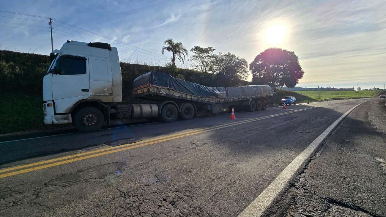 Carreta carregada em Tapejara quebra na BR-285 entre Passo Fundo e Carazinho e causa bloqueio no trânsito