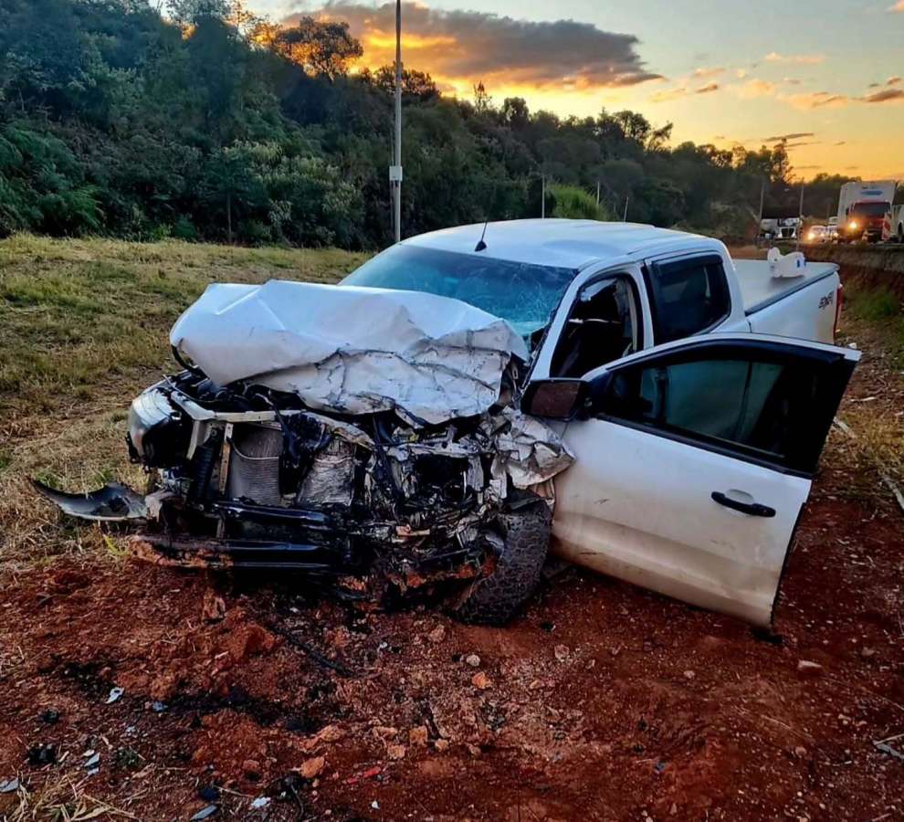 Colisão entre ônibus interestadual e caminhonete deixa três feridos na BR-386, em Mormaço