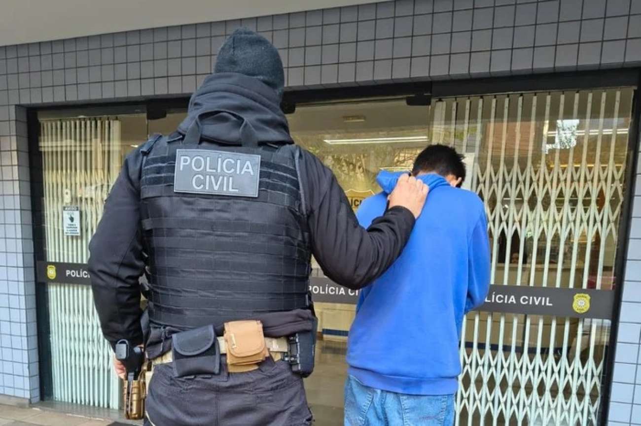 Em família: Polícia Civil prende mulher e apreende filho adolescente em ação contra o tráfico de drogas, em Passo Fundo
