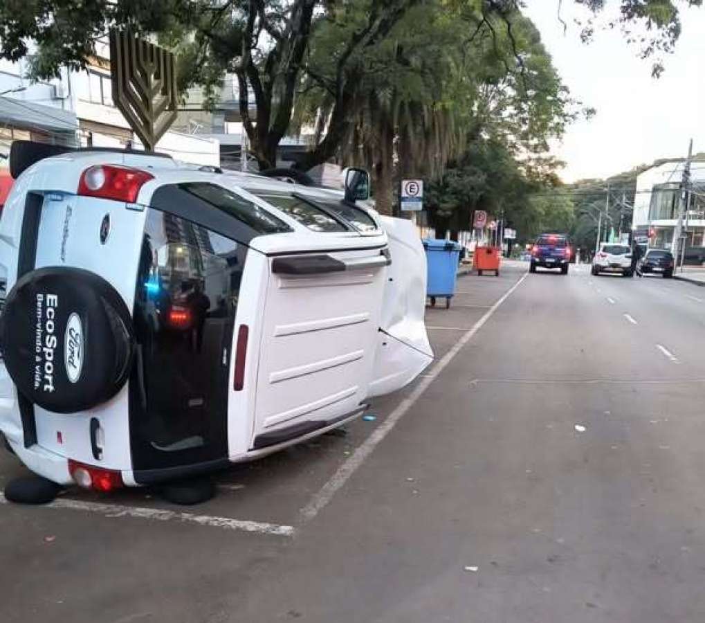 Motorista sofre mal súbito, perde o controle da direção e tomba veículo no Centro de Passo Fundo