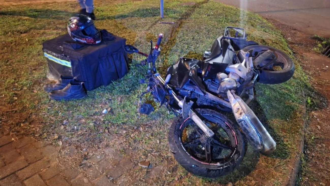 Motociclista sofre fratura exposta após colisão com caminhonete no centro de Passo Fundo