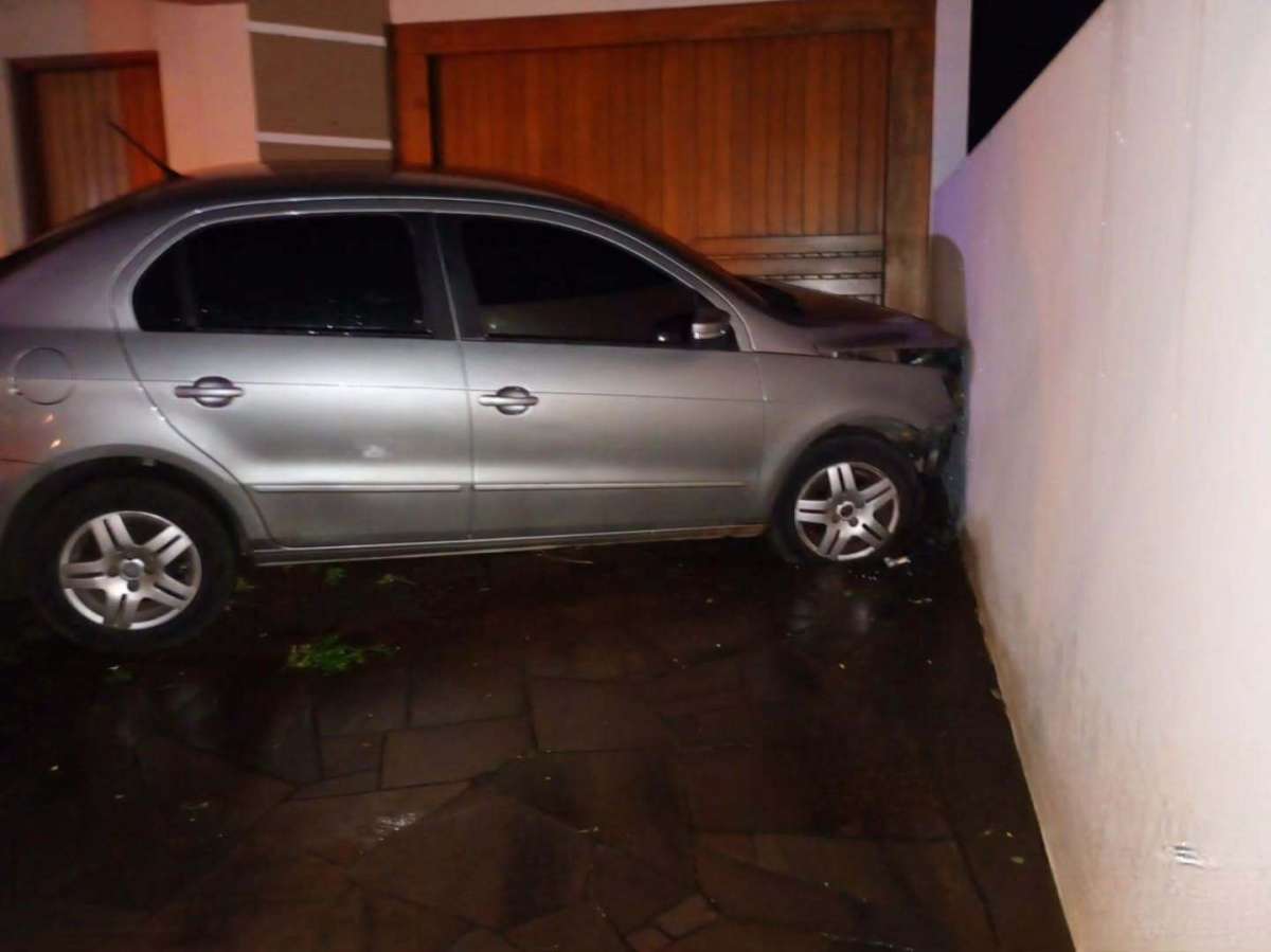 Motorista perde o controle e colide contra muro de residência no bairro Boqueirão, em Passo Fundo