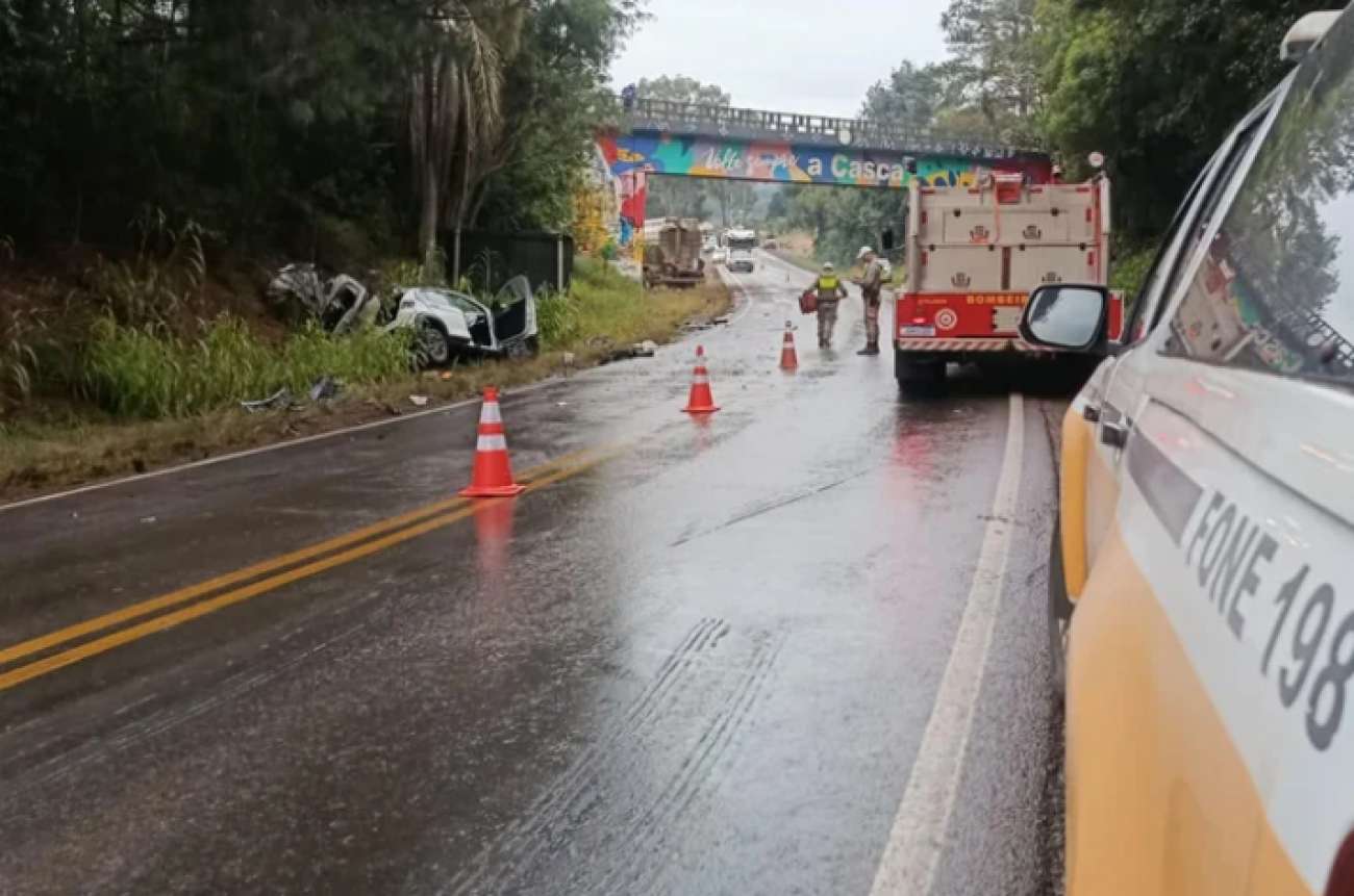 Colisão entre carro e caminhão deixa uma pessoa morta e outras três feridas na RS-324, entre Casca e Vila Maria