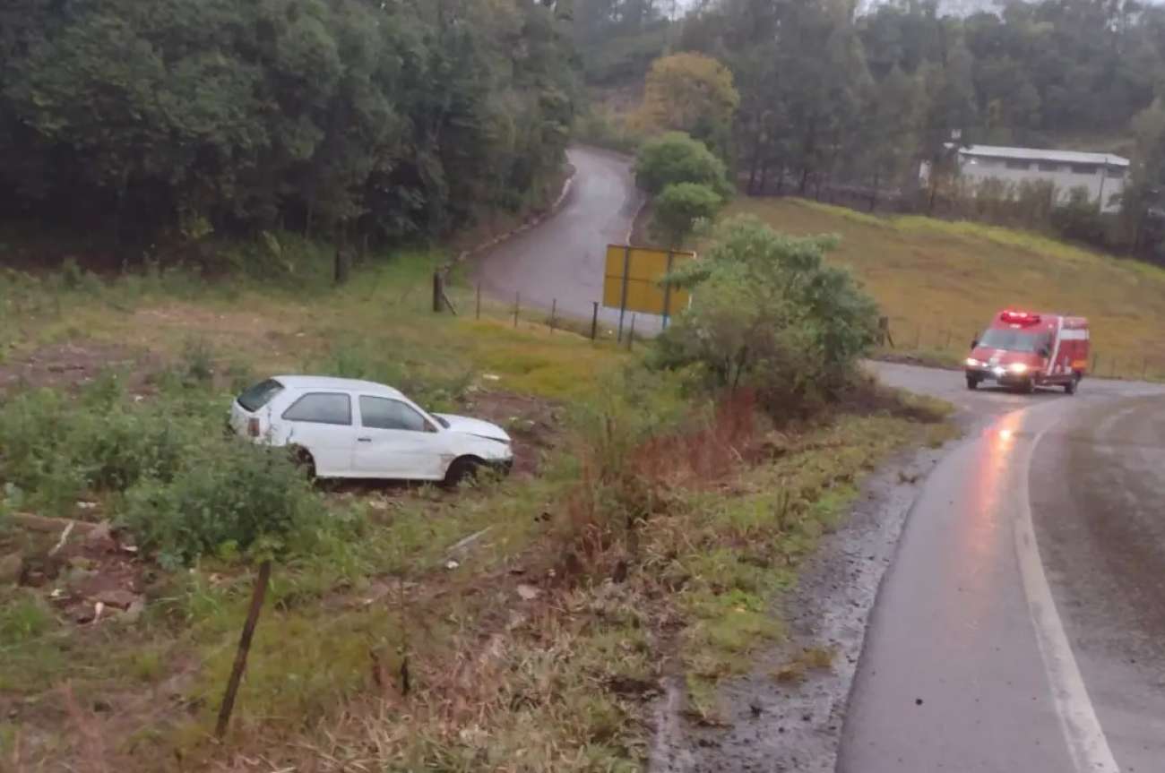 Condutor perde controle, e carro sai da pista na ERS-126, em Sananduva