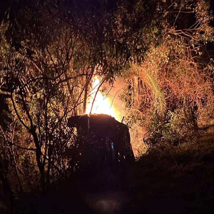 RS-135: carro pega fogo após colidir contra árvores entre Estação e Sertão