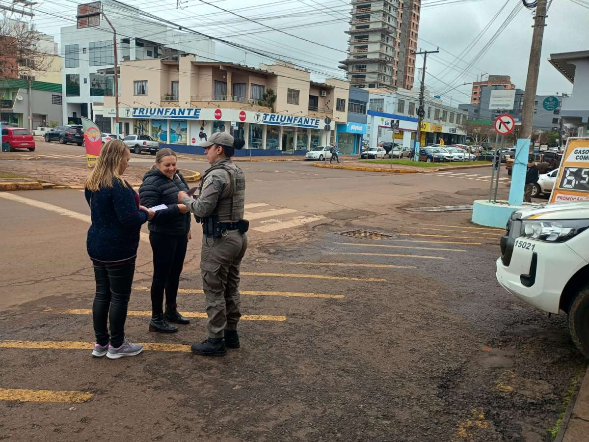 Patrulha Maria da Penha realiza ações de conscientização em Tapejara durante a Operação Mulher Segura