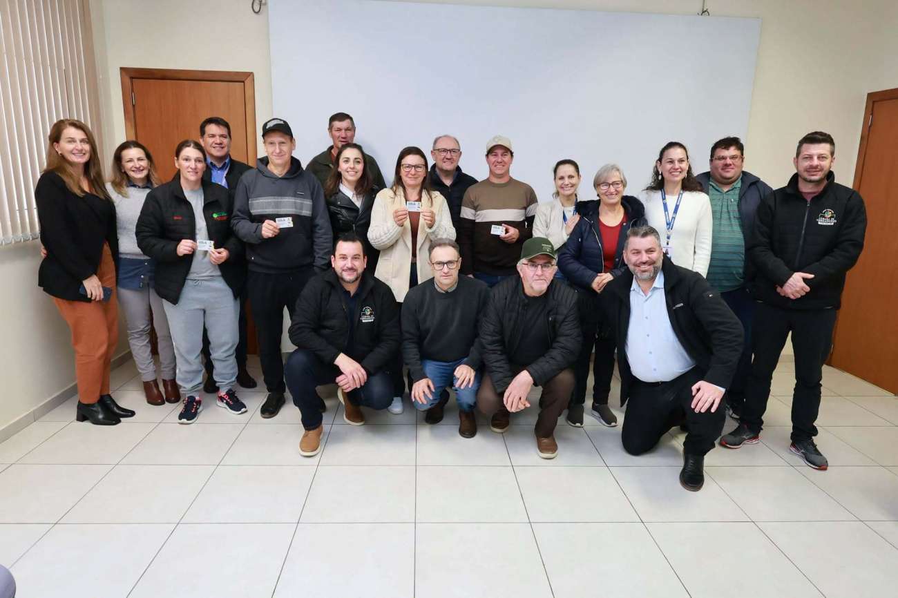 Tapejara entrega primeiros cartões da Operação Terra Forte a produtores rurais
