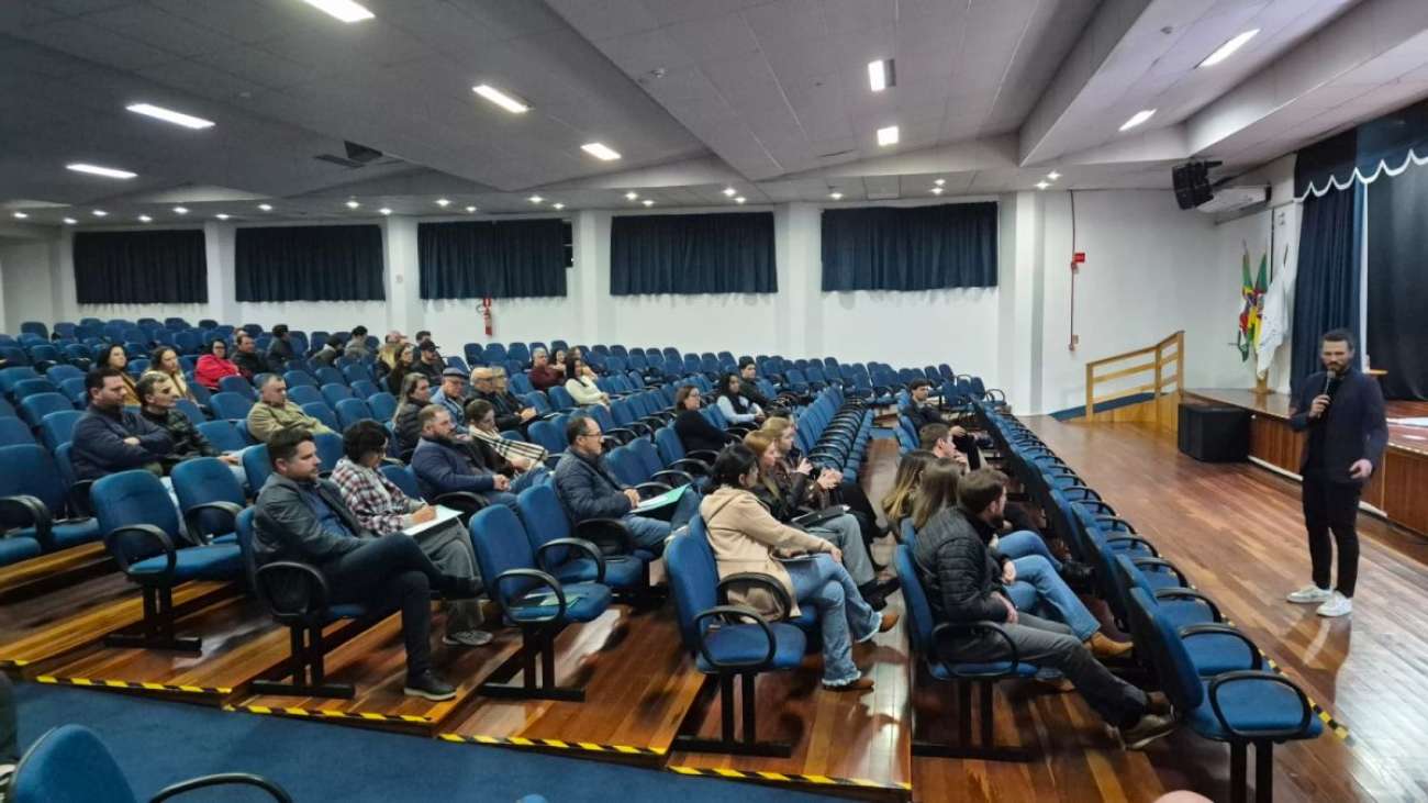 Palestra com economista Alexandre Weimer incentiva empresários a transformar desafios em oportunidades