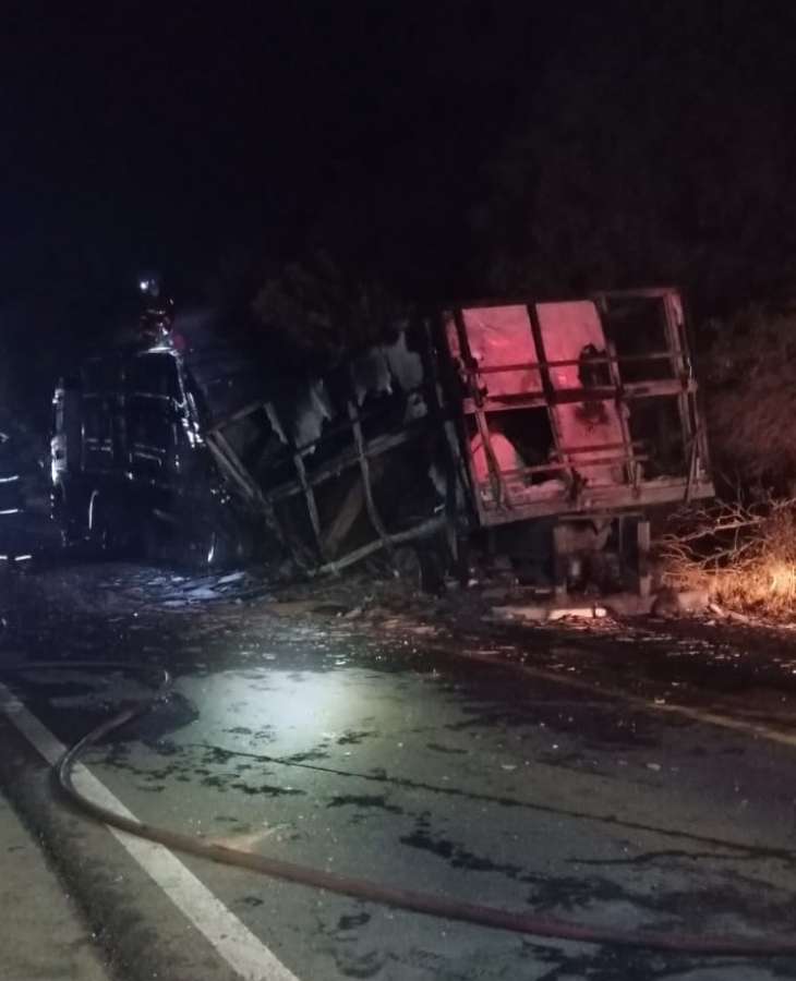 Carreta pega fogo na ERS-126, nas proximidades do trevo de Ibiaçá